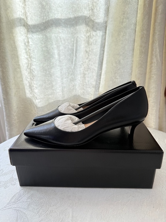Saks Fifth Avenue Shoes - Saks Fifth Ave Black Pumps